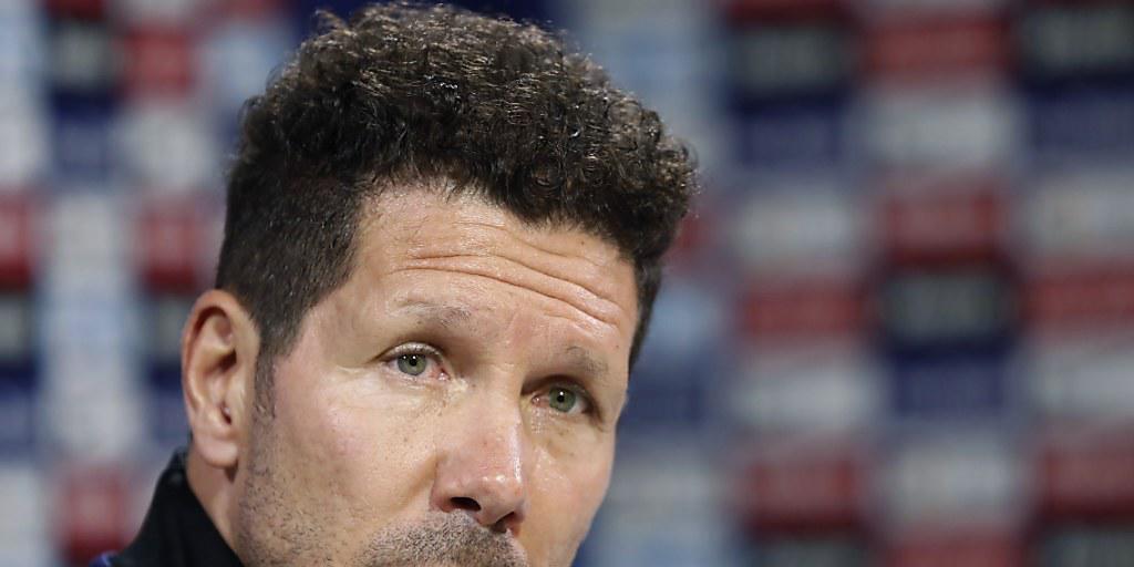 Schlechte Nachrichten für Diego Simeone: Der Trainer von Atletico Madrid muss in den nächsten beiden Transferperioden auf Neuzugänge verzichten