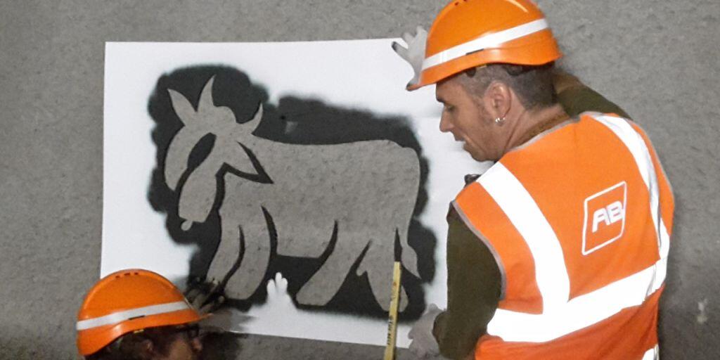 Graffiti-Künstler Pirmin Breu (rechts) an der Arbeit im Ruckhalde-Tunnel der Appenzeller Bahn in St. Gallen. Dort entsteht auf einer Länge von 700 Metern der "längste Alpaufzug der Welt".