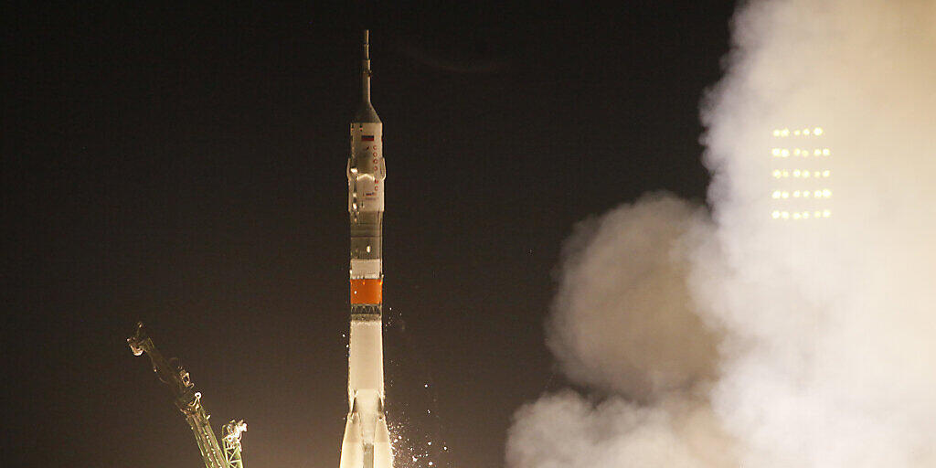 Am Jahrestag der Mondlandung vor 50 Jahren sind ein italienischer und ein US-Astronaut sowie ein russischer Kosmonaut von Russlands Raumfahrtbahnhof Baikonur in Kasachstan zur Internationalen Weltraumstation ISS gestartet. Die Sojus-Rakete hob am Samstag um 18.28 Uhr (MESZ) ab.