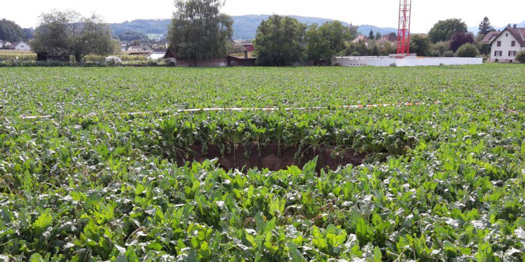 Mitten in einem Feld in Gretzenbach SO ist am Samstag ein grösserer Loch entstanden. 15 Meter darunter wird der Eppenbergtunnel der SBB vorangetrieben.