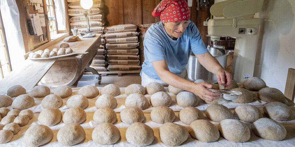 In der Bäckerei im "Berner Mittelland" im Freilichtmuseum Ballenberg bei Brienz wird gebacken. Brot und Getreide kosten in der Schweiz 1,64 Mal so viel wie im EU-Durchschnitt. Das ist günstig im Vergleich zu Fleisch, das 2019 in der Schweiz 2,35 Mal so viel kostete wie in der EU. (Archivbild 2020) In der Bäckerei im "Berner Mittelland" im Freilichtmuseum Ballenberg bei Brienz wird gebacken. Brot und Getreide kosten in der Schweiz 1,64 Mal so viel wie im EU-Durchschnitt. Das ist günstig im Vergleich zu Fleisch, das 2019 in der Schweiz 2,35 Mal so viel kostete wie in der EU. (Archivbild 2020)