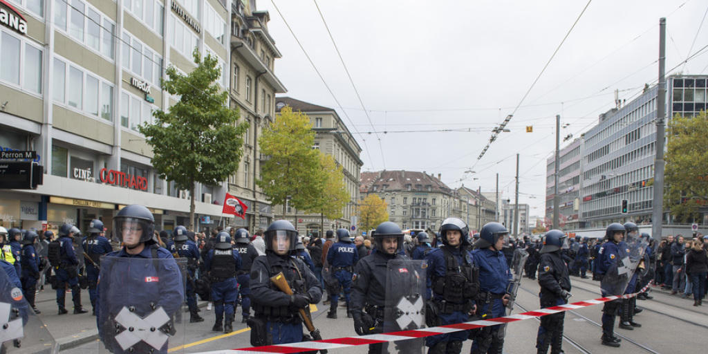 Ein Grossaufgebot von Polizisten geht auf dem Bubenbergplatz in Bern gegen die unbewilligte antifaschistische Demonstration vor.