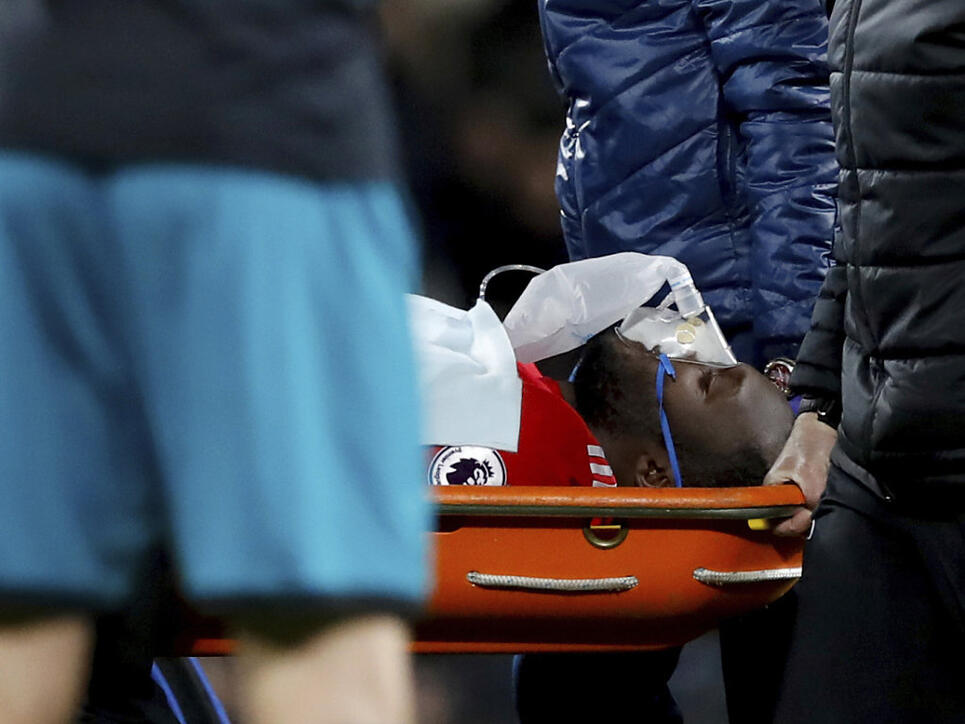 Romelu Lukaku wird verletzt vom Platz getragen