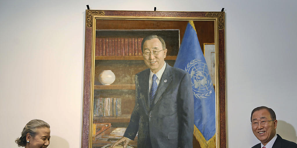Ban Ki Moon enthüllt zusammen mit seiner Frau sein Porträt im UNO-Hauptgebäude in New York.