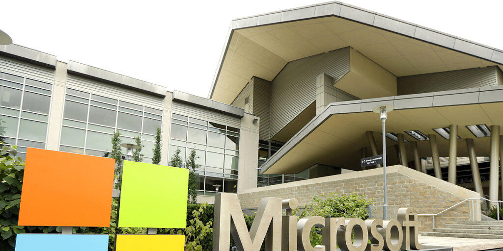 Erst Apple, dann Amazon, nun Microsoft: Der US-Softwarekonzern hat erstmals die magische Marke von einer Billion Dollar beim Börsenwert überschritten. (Archiv)