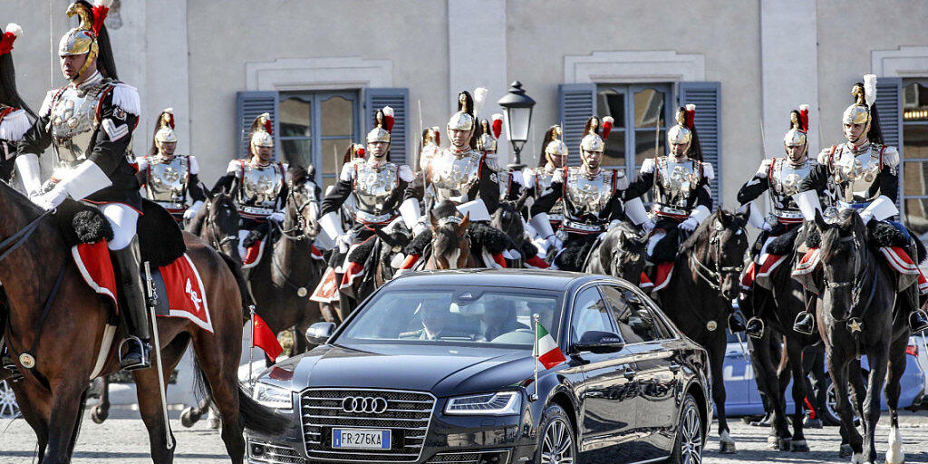 Kein Aufwand zu hoch, um China zu umschmeicheln: die berittene Garde des italienischen Präsidenten Mattarella eskortiert Staatschef Xi Jinping in den Palazzo del Quirinale in Rom.