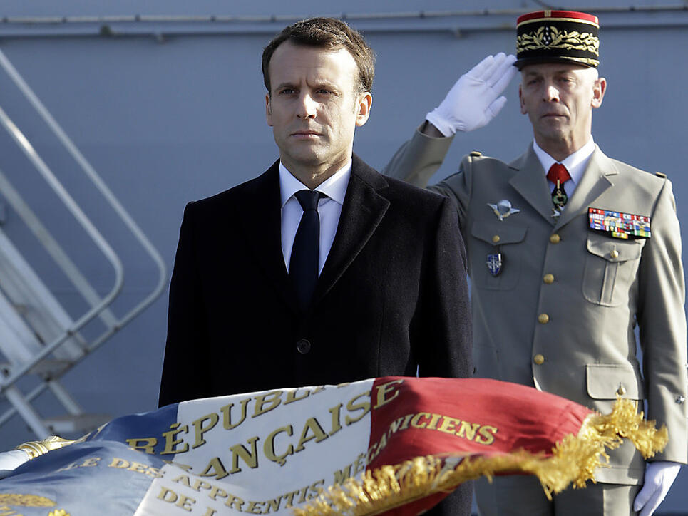 Der französische Präsident Emmanuel Macron (Mitte) will mehr Geld für das Militär ausgeben. (Archivbild)