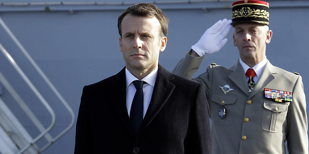 Der französische Präsident Emmanuel Macron (Mitte) will mehr Geld für das Militär ausgeben. (Archivbild)
