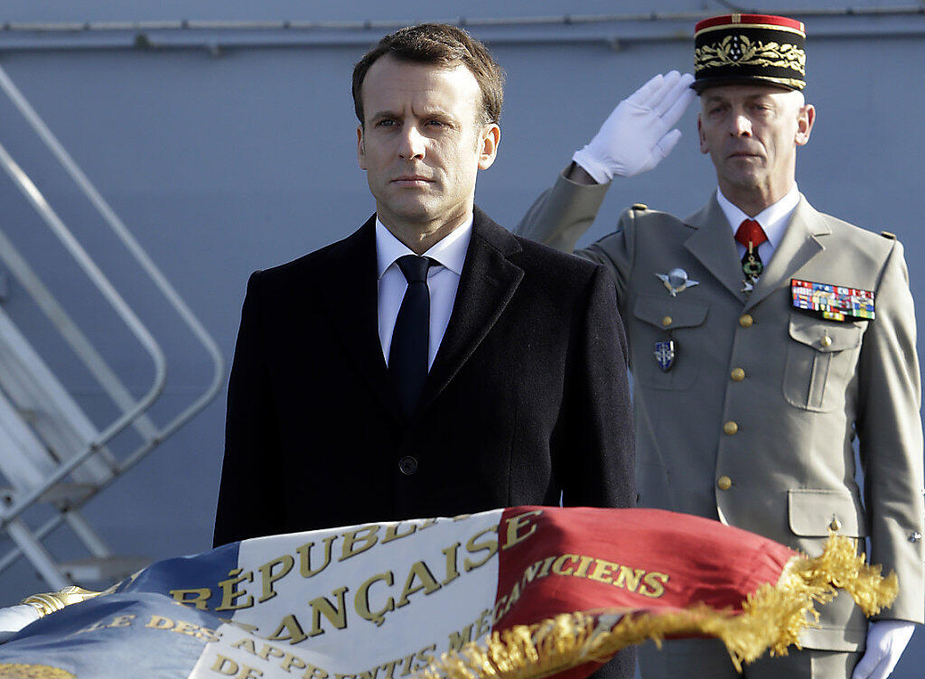 Der französische Präsident Emmanuel Macron (Mitte) will mehr Geld für das Militär ausgeben. (Archivbild) Der französische Präsident Emmanuel Macron (Mitte) will mehr Geld für das Militär ausgeben. (Archivbild)