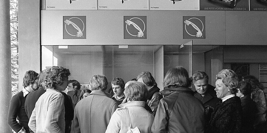 Das waren noch Zeiten: Andrang vor den Telefonkabinen im Bahnhof Airolo am 8. April 1975. (Archivbild)