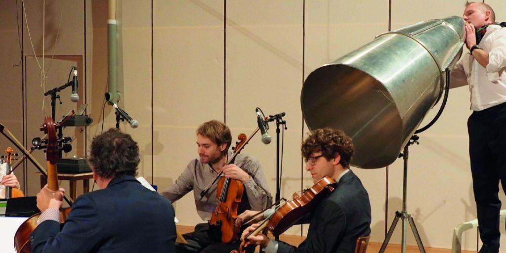 Das Henosode-Quartett und Klaus Brömmelmeier mit der Flüstertüte proben für den Theaterabend "Henosode" von Ruedi Häusermann. Uraufführung ist am 29. Januar 2019.