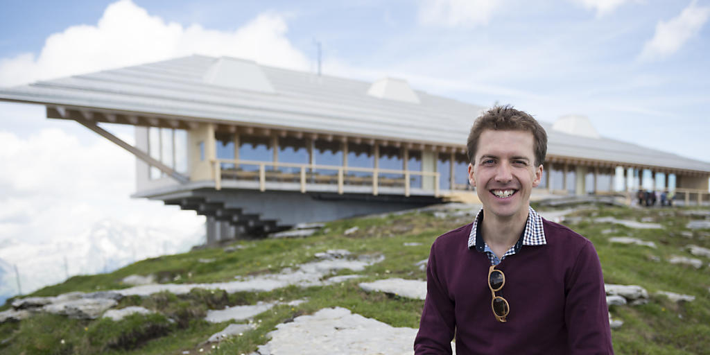 Skispringer Simon Ammann, Verwaltungsrat der Toggenburg Berbahnen AG, posiert vor dem neuen Gipfelgebaeude auf dem Chäserrugg der Architekten Herzog & De Meuron, aufgenommen am Freitag, 26. Juni 2015 Skispringer Simon Ammann, Verwaltungsrat der Toggenburg Berbahnen AG, posiert vor dem neuen Gipfelgebaeude auf dem Chäserrugg der Architekten Herzog & De Meuron, aufgenommen am Freitag, 26. Juni 2015