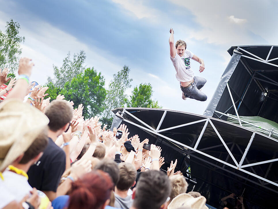 Stagediving in Lustenau: Billy Lunn von der britischen Indie-Rock-Band The Subways nimmt ein Bad in der Menge. In diesem Jahr spielt das Trio am Poolbar Festival in Feldkirch.