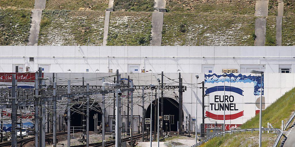 Der Tunneleingang bei Calais, Frankreich. Der Tunneleingang bei Calais, Frankreich.