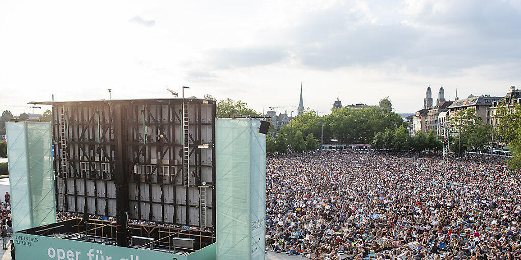 Die Freiluftveranstaltung "Oper für alle" lockte am Samstag über 14&lsquo;000 Personen auf den Sechseläutenplatz in Zürich.