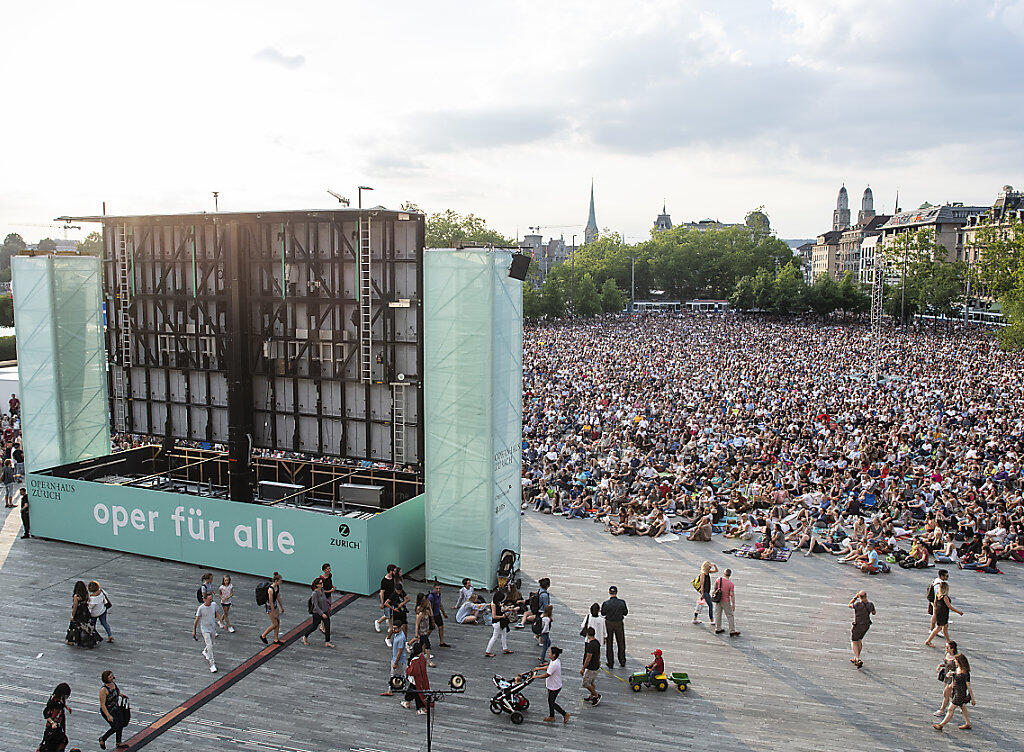 Die Freiluftveranstaltung "Oper für alle" lockte am Samstag über 14‘000 Personen auf den Sechseläutenplatz in Zürich.