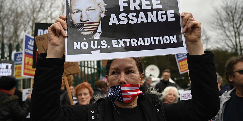 Vor dem Gerichtsgebäude in London protestierten Demonstranten gegen eine Auslieferung von Wikileaks-Gründer Julian Assange in die USA.
