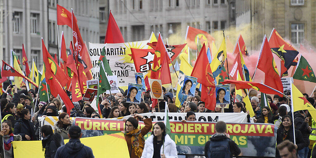 Rund 2000 Demonstranten ziehen an einer Grosskundgebung gegen den Einmarsch der Türkei in Nordsyrien durch die Basler Innenstadt. Rund 2000 Demonstranten ziehen an einer Grosskundgebung gegen den Einmarsch der Türkei in Nordsyrien durch die Basler Innenstadt.