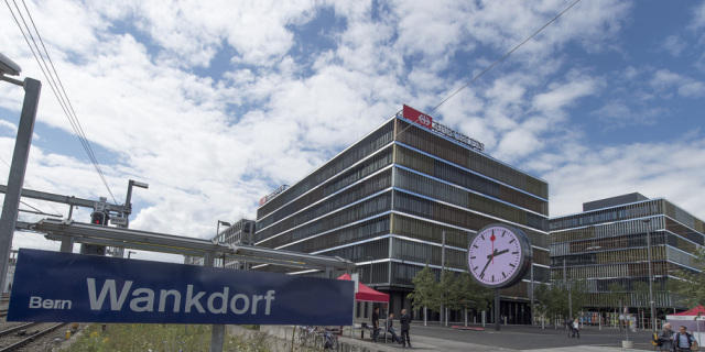 Die weltgrösste Bahnhofsuhr vor dem neuen SBB-Hauptsitz in Bern Die weltgrösste Bahnhofsuhr vor dem neuen SBB-Hauptsitz in Bern