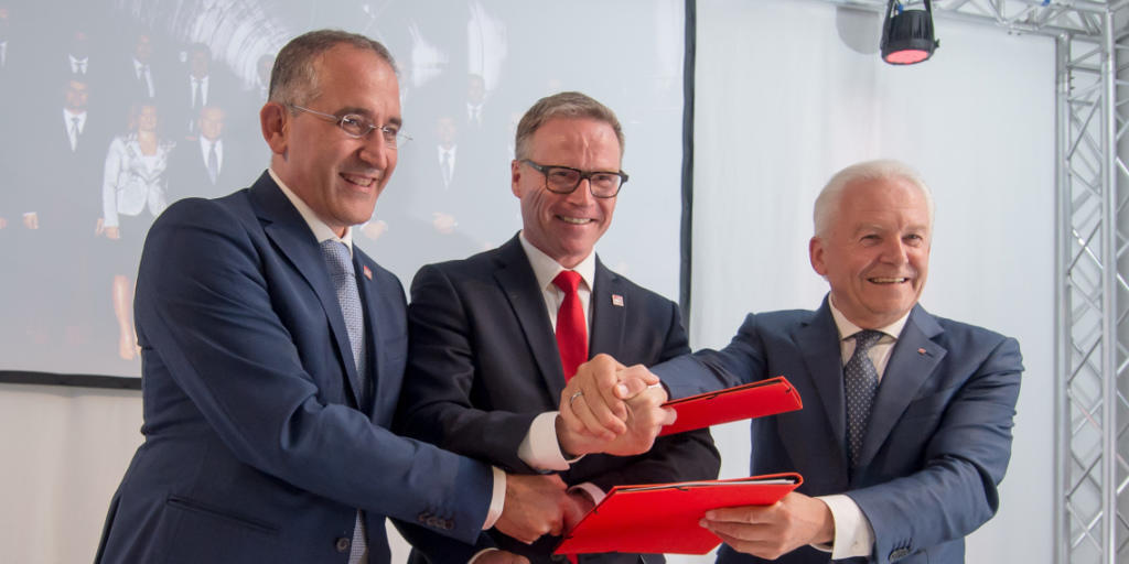 Die Bahnchefs aus der Schweiz, Deutschland und Italien stellen am Tag vor der Eröffnung des Gotthard-Basistunnels eine neue Zugverbindung zwischen Frankfurt am Main und Mailand vor.