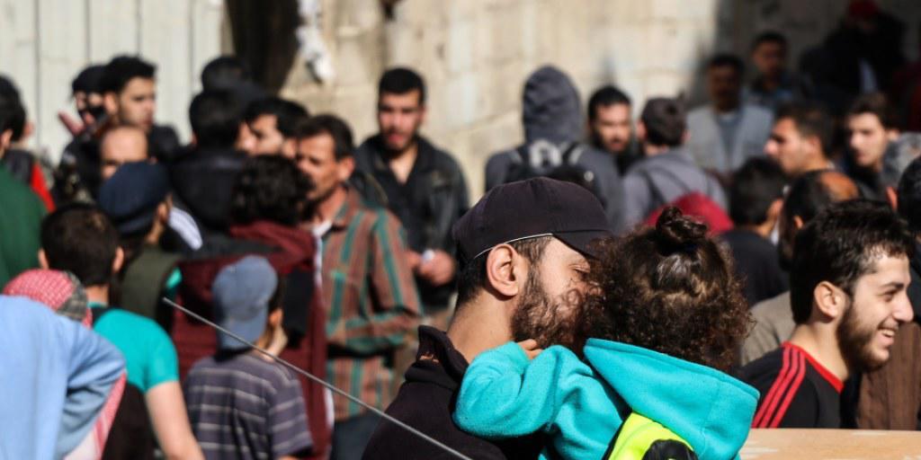 Rebellenkämpfer und ihre Familien versammelten sich vor der Evakuierung in Barseh, einem von der Regierung belagerten Vorort von Damaskus. Die UNO kritisiert die Evakuierungen als Vertreibung. Rebellenkämpfer und ihre Familien versammelten sich vor der Evakuierung in Barseh, einem von der Regierung belagerten Vorort von Damaskus. Die UNO kritisiert die Evakuierungen als Vertreibung.