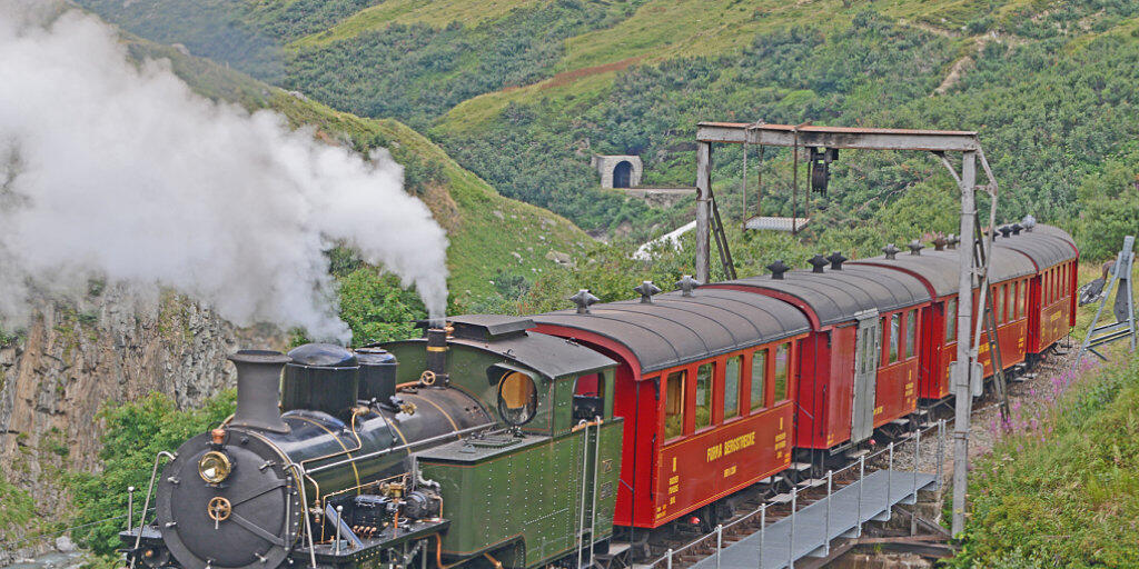 Die neu revidierte und stärkste Schmalspur-Dampf-Zahnradlokomotive Europas rattert über die Steffenbachbrücke.