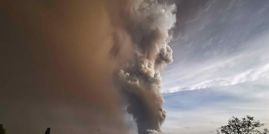 Am Montag ist es zu einem Vulkanausbruch auf den Philippinen mit Lavafluss gekommen.