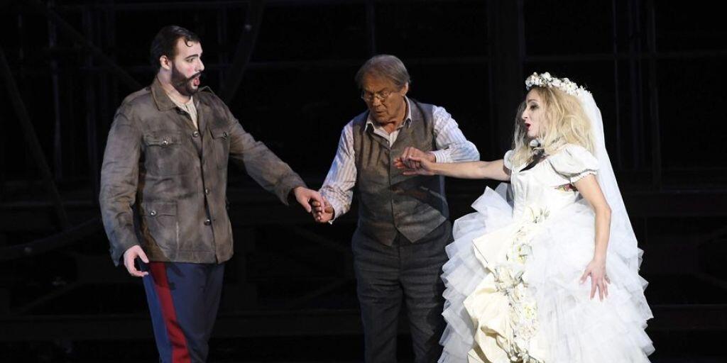 "Die Zauberflöte" ist heute Freitag die erste Operninszenierung der Salzburger Festspiele. V.l.: der Schweizer Tenor Mauro Peter als Tamino, der österreichische Schauspieler Klaus Maria Brandauer als Grossvater und die deutsche Sopranistin Christiane Karg als Pamina.