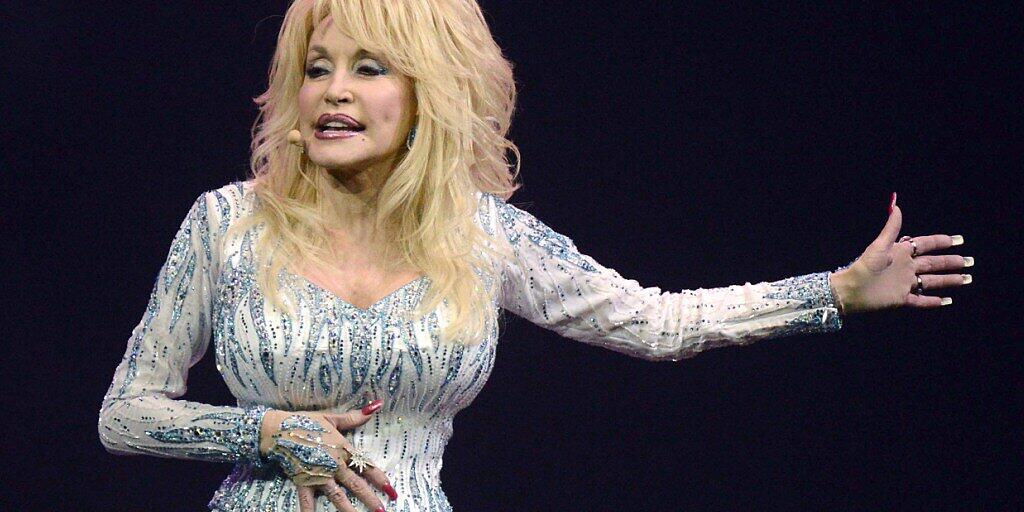 ARCHIV - Dolly Parton, US-amerikanische Sängerin, tritt 2014 in der der Lanxess Arena in Köln auf. Foto: picture alliance / dpa