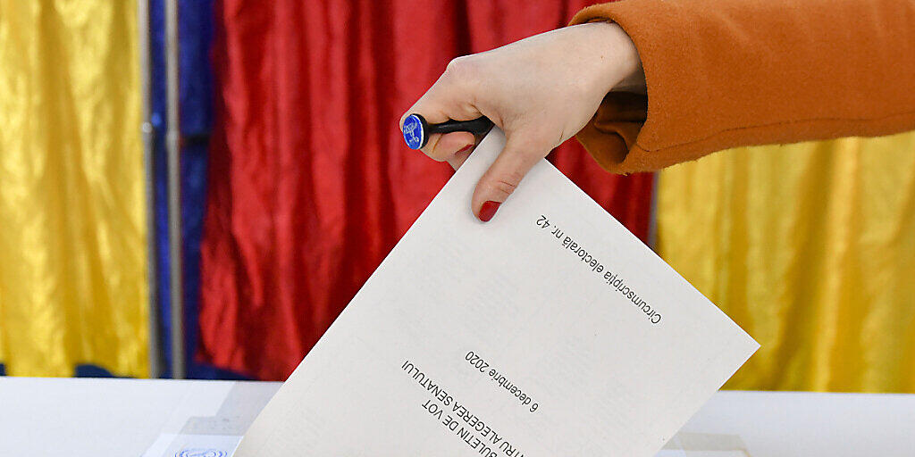 Eine Frau gibt ihren Stimmzettel ab. Foto: Andreea Alexandru/AP/dpa Eine Frau gibt ihren Stimmzettel ab. Foto: Andreea Alexandru/AP/dpa
