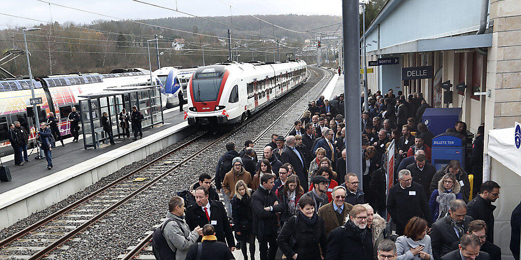 Die grenzüberschreitende Bahnstrecke zwischen Delle und Belfort wird am kommenden Sonntag nach 26 Jahren wiedereröffnet. Für die offizielle Einweihung fanden sich am Donnerstag zahlreiche Gäste im Bahnhof von Delle ein.
