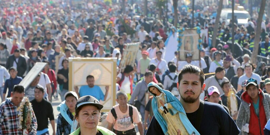 Tausende Pilger strömen zur Basilika der Jungfrau von Guadalupe in Mexiko-Stadt.