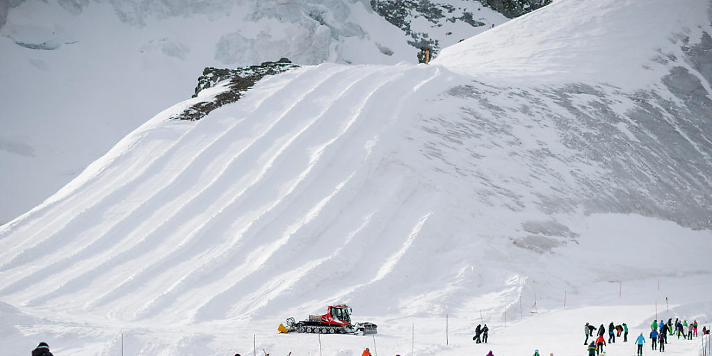 Mit dem erfolgreichen Verkauf der Saison-Skiabos für 222 Franken werden ab dem 1. Dezember im Skigebiet von Saas-Fee viele Wintersportler erwartet. Mit dem erfolgreichen Verkauf der Saison-Skiabos für 222 Franken werden ab dem 1. Dezember im Skigebiet von Saas-Fee viele Wintersportler erwartet.