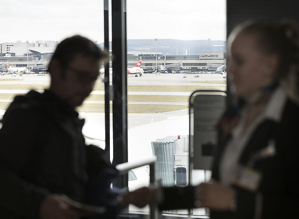 50 Franken mehr fürs Flugticket, der Umwelt zu liebe, verlangt die Schweizerischer Energiestiftung (SES) aufgrund der Ergebnisse einer Umfrage. 50 Franken mehr fürs Flugticket, der Umwelt zu liebe, verlangt die Schweizerischer Energiestiftung (SES) aufgrund der Ergebnisse einer Umfrage.