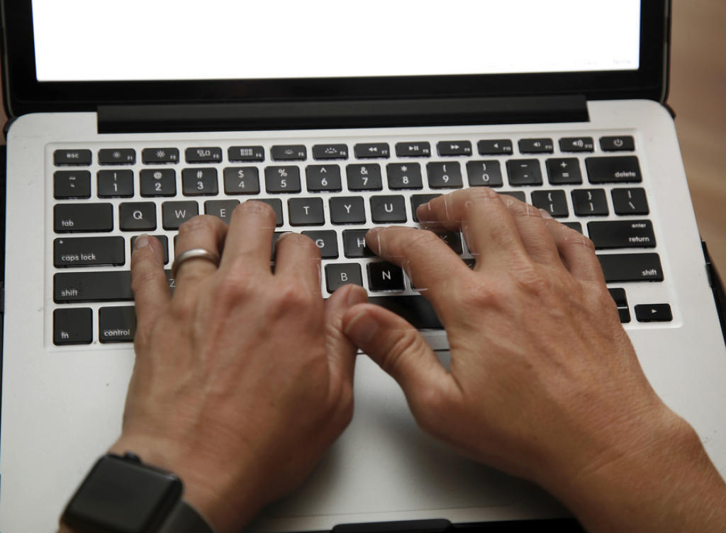 Verwenden Internet-User für verschiedene Online-Portale immer dieselben Login- und Passwort-Daten, können sie leichter zum Opfer von Betrug, Erpressung oder Phishing werden. Verwenden Internet-User für verschiedene Online-Portale immer dieselben Login- und Passwort-Daten, können sie leichter zum Opfer von Betrug, Erpressung oder Phishing werden.