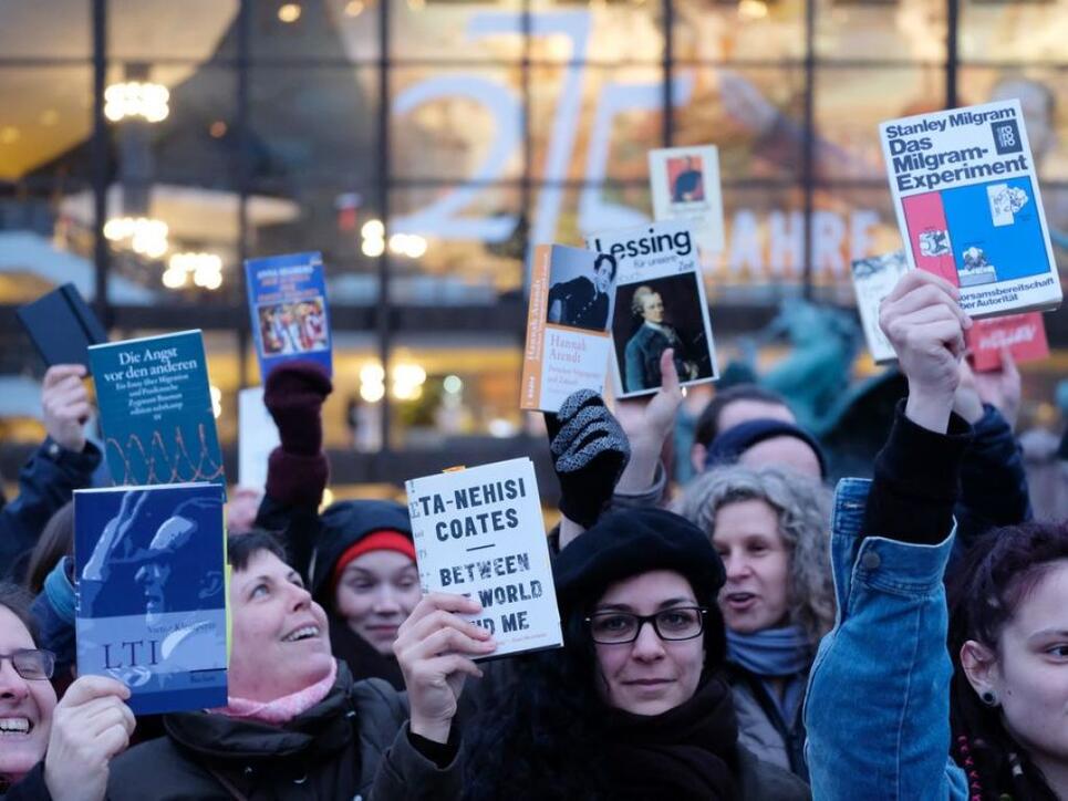Teilnehmer einer Demonstration halten auf dem Augustusplatz in Leipzig Bücher in die Höhe. Etwa 200 Menschen protestierten gegen die Präsenz rechter Verlage auf der Leipziger Buchmesse.