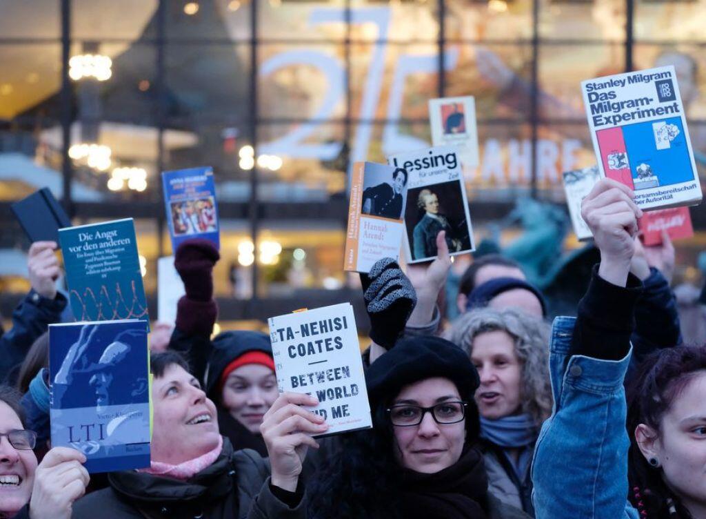 Teilnehmer einer Demonstration halten auf dem Augustusplatz in Leipzig Bücher in die Höhe. Etwa 200 Menschen protestierten gegen die Präsenz rechter Verlage auf der Leipziger Buchmesse.