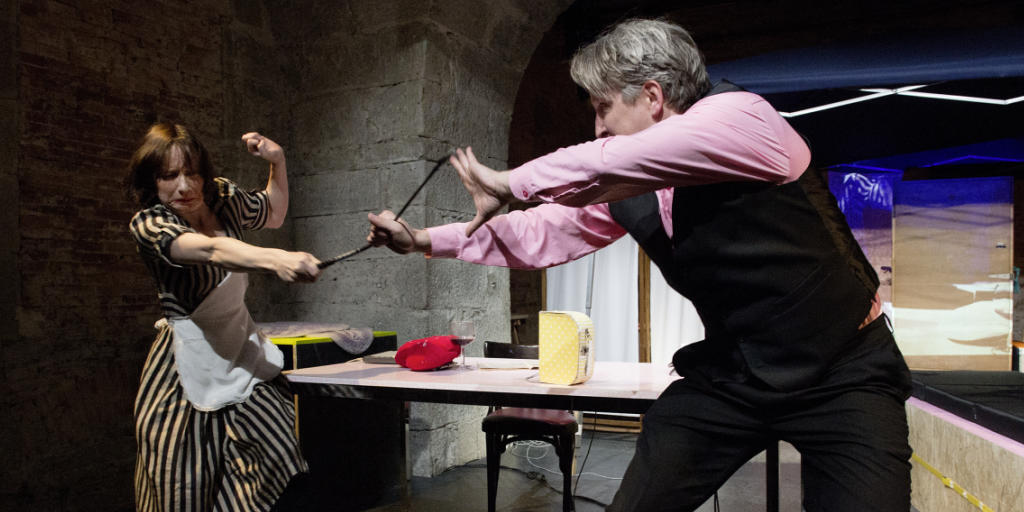 Sebastian Krähenbühl (r) und Mareike Sedl spielen Niklaus Helblings Bühnenfassung "Der Räuber" von Robert Walser. Premiere war am 16. März im Theater an der Winkelwiese in Zürich.