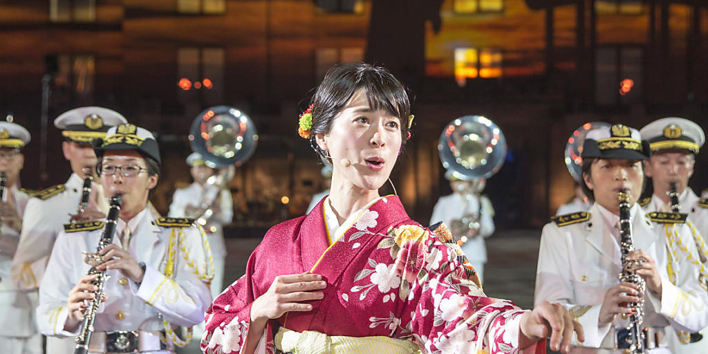 Basel im Banne von Japan: Das diesjährige Militärmusik-Festival Basel Tattoo ist am Samstag mit einem völkerverbindenden Programm zu Ende gegangen. Basel im Banne von Japan: Das diesjährige Militärmusik-Festival Basel Tattoo ist am Samstag mit einem völkerverbindenden Programm zu Ende gegangen.