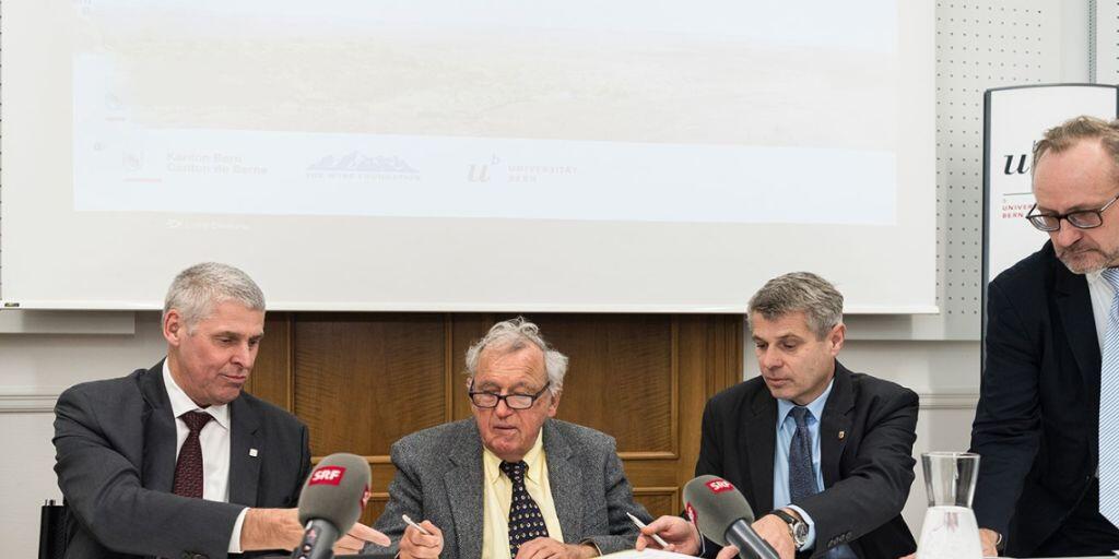 Christian Leumann, Rektor der Universität Bern (links), Mäzen Hansjörg Wyss (mitte) und der Berner Regierungspräsident Christoph Ammann haben am Freitag die Verträge für das neue Forschungszentrum unterzeichnet.