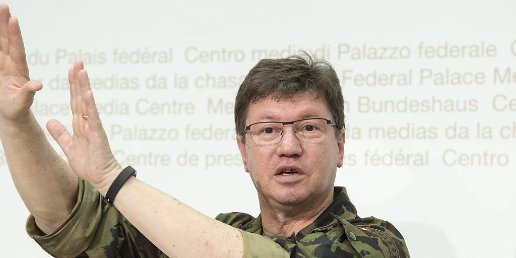 Luftwaffenkommandant Aldo Schellenberg sagte vor den Medien, er sei "persönlich sehr betroffen" von dem Unfall.
