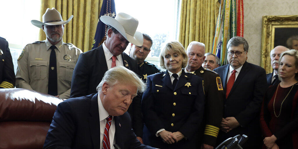 US-Präsident Donald Trump bei der Unterzeichnung des Vetos am Freitag im Oval Office des Weissen Hauses.