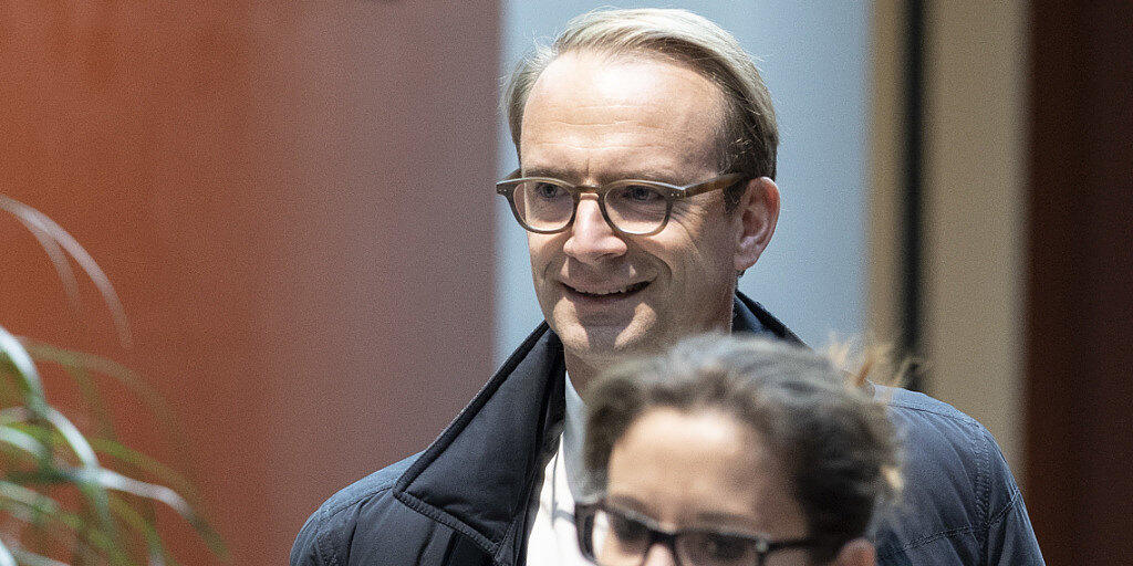 Alexandre de Senarclens, Präsident der FDP des Kantons Genf, erscheint zur Sitzung mit der FDP-Spitze im Bundeshaus. Auch Pierre Maudet hat sich entgegen ersten Absichten doch nach Bern begeben, um über das weitere Vorgehen in der Affäre um ihn teilzunehmen. Alexandre de Senarclens, Präsident der FDP des Kantons Genf, erscheint zur Sitzung mit der FDP-Spitze im Bundeshaus. Auch Pierre Maudet hat sich entgegen ersten Absichten doch nach Bern begeben, um über das weitere Vorgehen in der Affäre um ihn teilzunehmen.