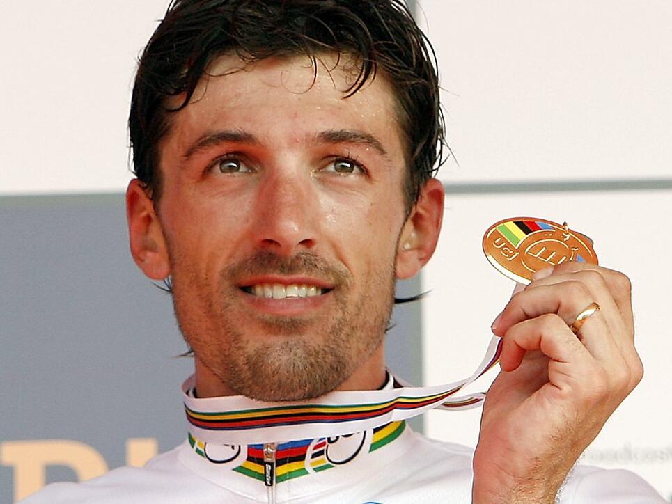 Fabian Cancellara zeigt 2009 in Mendrisio stolz seine Goldmedaille