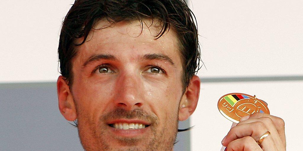 Fabian Cancellara zeigt 2009 in Mendrisio stolz seine Goldmedaille