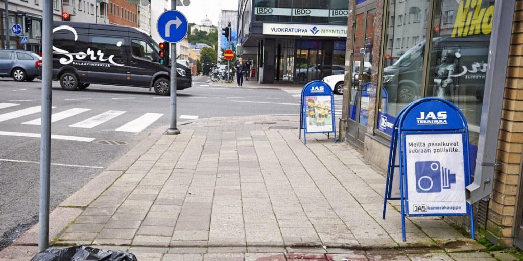 Eine Blutlache auf dem Trottoir in der Innenstadt von Turku - ein Angreifer griff Passanten in der finnischen Stadt mit einem Messer an. (Archiv) Eine Blutlache auf dem Trottoir in der Innenstadt von Turku - ein Angreifer griff Passanten in der finnischen Stadt mit einem Messer an. (Archiv)
