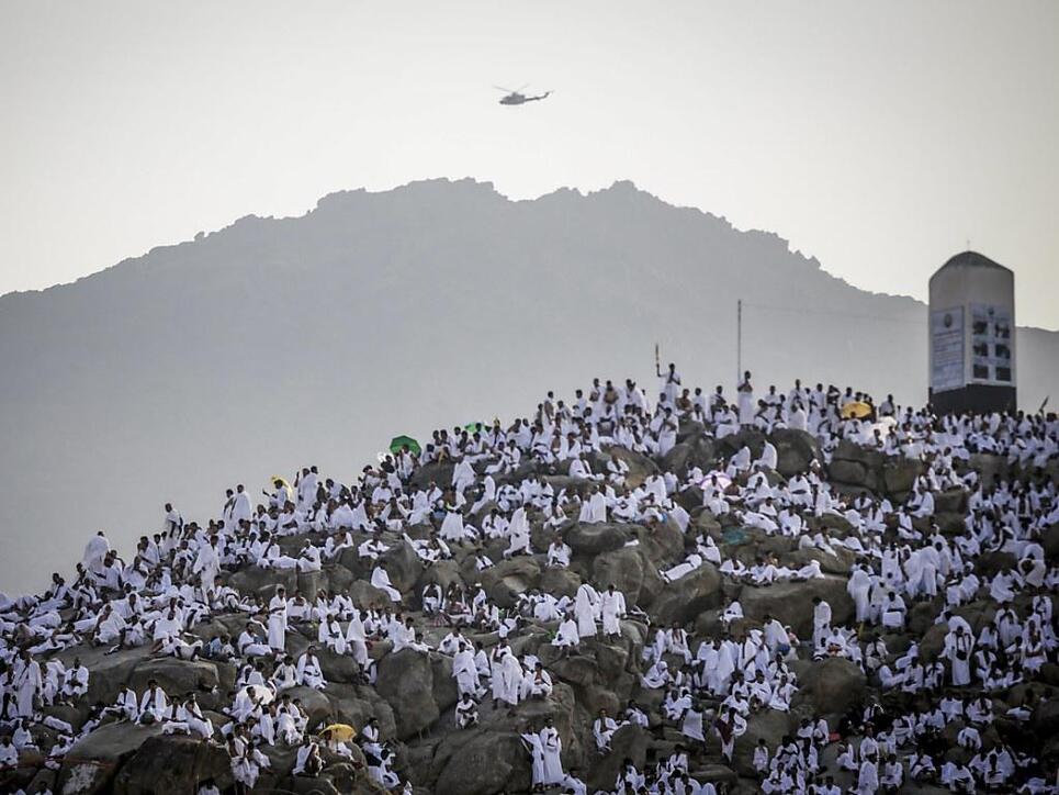 Muslimische Gläubige beten während der Pilgerfahrt Hadsch auf dem Berg Arafat bei Mekka.
