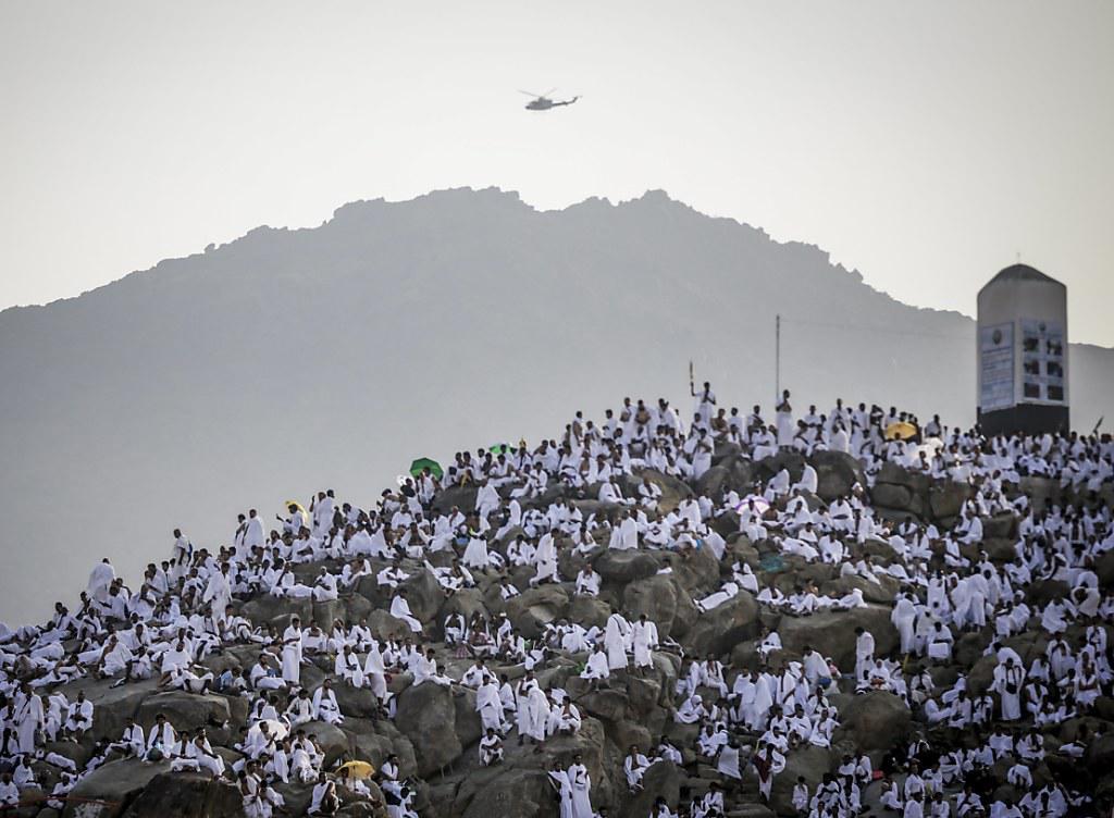 Muslimische Gläubige beten während der Pilgerfahrt Hadsch auf dem Berg Arafat bei Mekka.