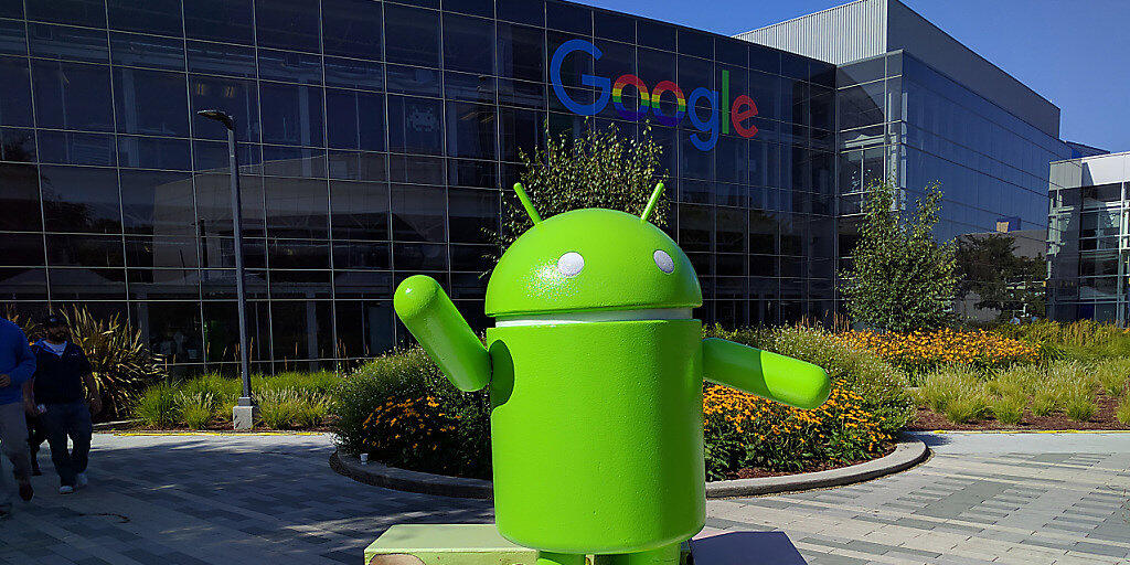 Der Internet-Konzern Google reagiert mit einem veränderten Geschäftsmodell für sein Smartphone-Betriebssystem Android auf die Rekordstrafe durch die EU-Kommission. Im Bild das Android-Logo im Google-Campus im kalifornischen Mountain View. (Archivbild)