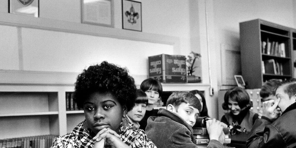 Die Schülerin Linda Brown hat in den USA einst Geschichte bei der Überwindung der Rassendiskriminierung geschrieben - nun ist sie verstorben. (Archivbild)